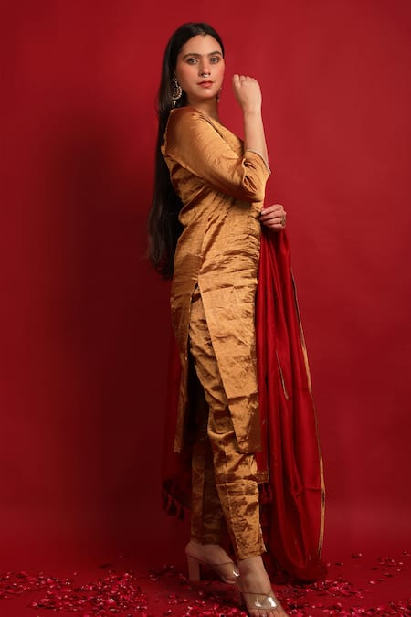 Vinusto Gold Silk, Chanderi Zari, Tassels V-neck Kurta Set With Red Dupatta at Aza Fashions Vinusto_Gold Silk, Chanderi Zari, Tassels V-neck Kurta Set With Red Dupatta _at_Aza_Fashions