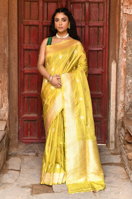 Naaritva India Handwoven Zari Banarasi Saree With Running Blouse 