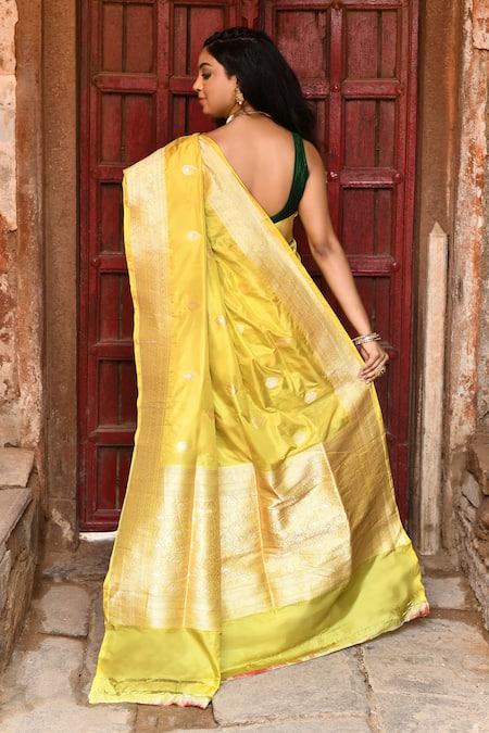 Naaritva India Handwoven Zari Banarasi Saree With Running Blouse 