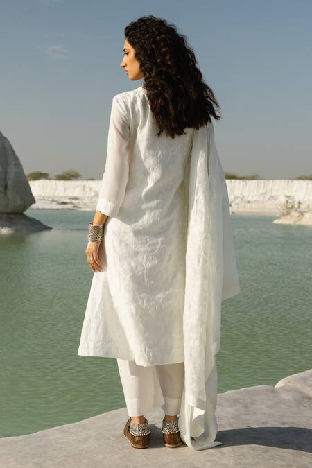 Karaj Jaipur White Chanderi, Cotton Round Neck Chikankari Kurta Set Online at Aza Fashions Karaj Jaipur_White Chanderi, Cotton Round Neck Chikankari Kurta Set _Online_at_Aza_Fashions