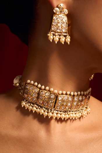 Shop Nazaakat By Samara Singh White Zari Kundan Pearl Necklace And Earring Set Online at Aza Fashions Shop_Nazaakat By Samara Singh_White Zari Kundan Pearl Necklace And Earring Set _Online_at_Aza_Fashions