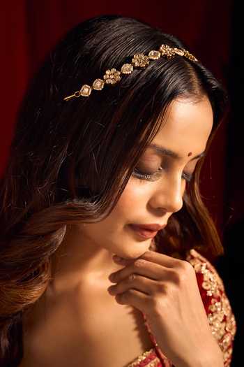 Nazaakat By Samara Singh_White Kundan Floral Design Brass Mathapatti _Online_at_Aza_Fashions