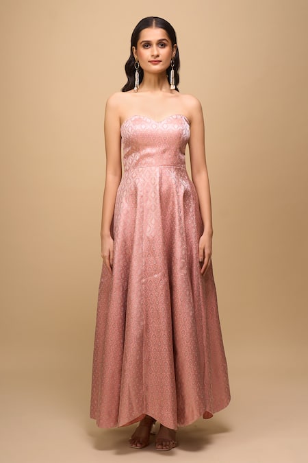 Samyukta Singhania_Peach Brocade Sweetheart Neck Padded Anarkali Dress _at_Aza_Fashions