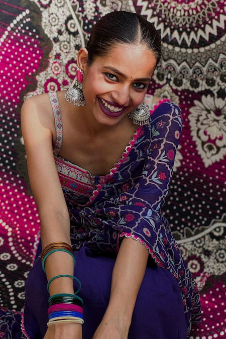 Aaryaa By Kashveen Kohli_Purple Chiffon, Silk Embroidery Plunge Neck Designer Saree And Blouse Set _at_Aza_Fashions