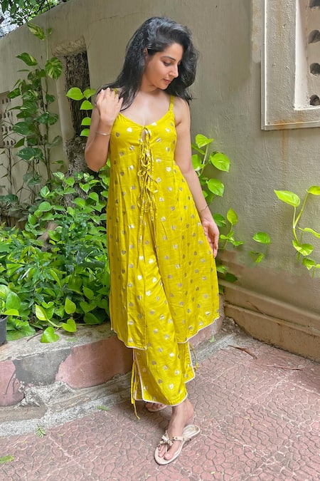 Aaryaa By Kashveen Kohli_Lime Muslin Round Neck Green Slub Kurta And Pant Set _at_Aza_Fashions