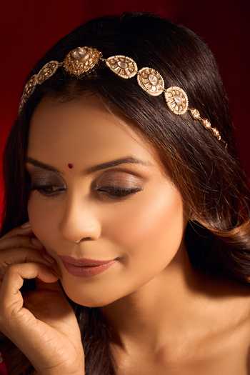 Nazaakat By Samara Singh White Kundan Brass Mathapatti Online at Aza Fashions Nazaakat By Samara Singh_White Kundan Brass Mathapatti _Online_at_Aza_Fashions