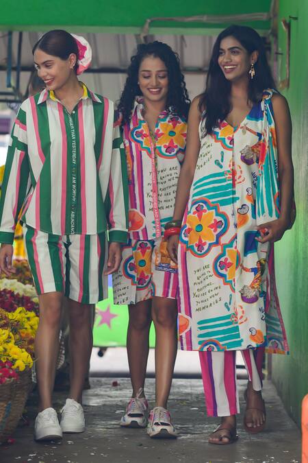 Prachi Kamat_Multi Color Poplin V-neck Multicolor Printed Kurta And Pant Set _at_Aza_Fashions