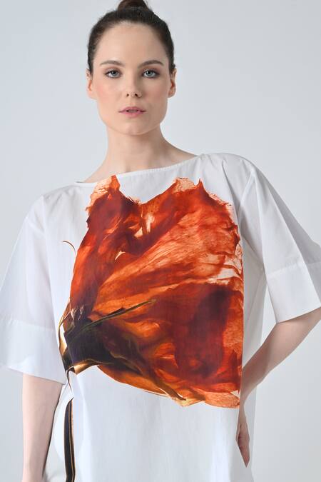 Samant Chauhan_White Cotton Round Neck Crimson Garden Printed Top _at_Aza_Fashions
