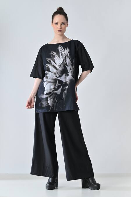 Samant Chauhan_Black Cotton Round Neck Dahlia Noir Floral Print Top _Online_at_Aza_Fashions