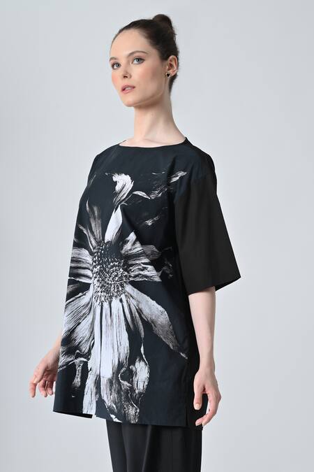 Samant Chauhan_Black Cotton Round Neck Floral Print Daisy Top _Online_at_Aza_Fashions
