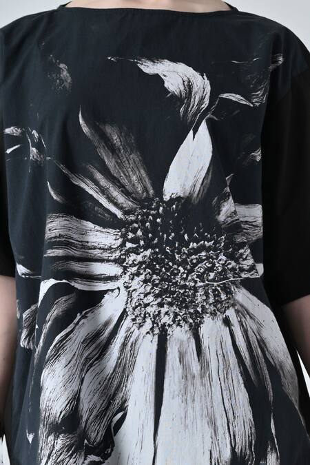 Samant Chauhan_Black Cotton Round Neck Floral Print Daisy Top _at_Aza_Fashions