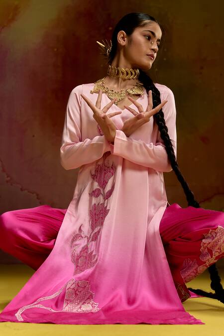 Shop_Kavitha Gutta_Pink Satin Zari V-neck Ombre Kurta Set _Online_at_Aza_Fashions