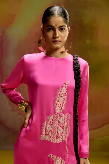 Buy_Kavitha Gutta_Pink Satin Applique Round Neck Ombre And Red Kurta Pant Set 
