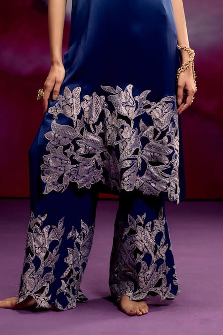 Kavitha Gutta_Orange Satin Zari V-neck Ombre Kurta Set With Work _Online_at_Aza_Fashions