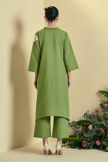 Shop Origani Green Linen Applique V-neck Embroidered Chanderi Silk Kurta Set at Aza Fashions Shop_Origani_Green Linen Applique V-neck Embroidered Chanderi Silk Kurta Set _at_Aza_Fashions