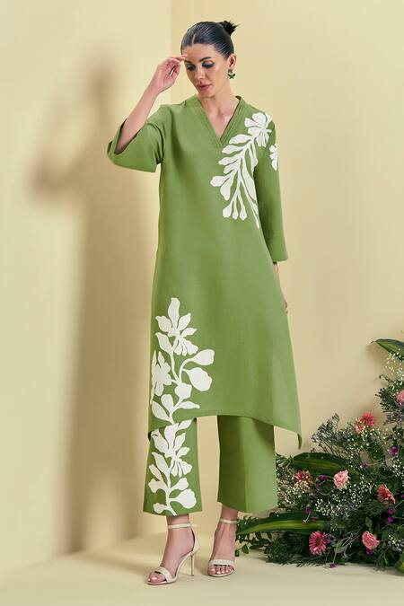 Origani Green Linen Applique V-neck Embroidered Chanderi Silk Kurta Set Online at Aza Fashions Origani_Green Linen Applique V-neck Embroidered Chanderi Silk Kurta Set _Online_at_Aza_Fashions