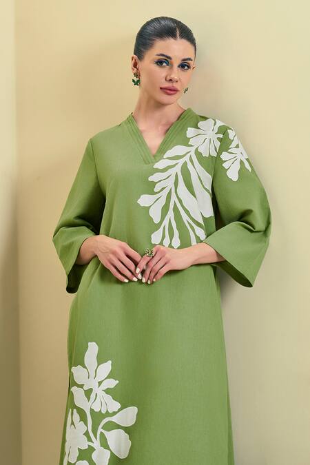 Buy Origani Green Linen Applique V-neck Embroidered Chanderi Silk Kurta Set Online at Aza Fashions Buy_Origani_Green Linen Applique V-neck Embroidered Chanderi Silk Kurta Set _Online_at_Aza_Fashions