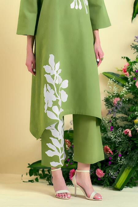 Origani Green Linen Applique V-neck Embroidered Chanderi Silk Kurta Set at Aza Fashions Origani_Green Linen Applique V-neck Embroidered Chanderi Silk Kurta Set _at_Aza_Fashions