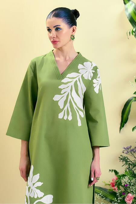 Buy Origani Green Linen Applique V-neck Embroidered Chanderi Silk Kurta Set Buy_Origani_Green Linen Applique V-neck Embroidered Chanderi Silk Kurta Set