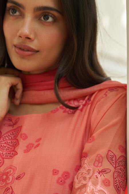 Vaayu Peach Muslin, Cotton Applique, Embroidery V-neck Kurta Pant Set Online at Aza Fashions Vaayu_Peach Muslin, Cotton Applique, Embroidery V-neck Kurta Pant Set _Online_at_Aza_Fashions