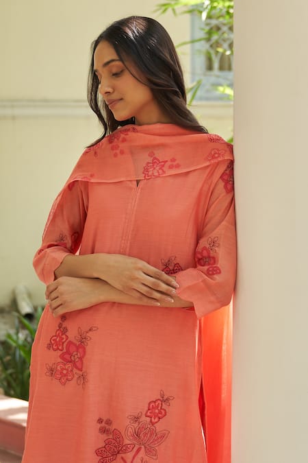 Shop Vaayu Peach Muslin, Cotton Applique, Embroidery V-neck Kurta Pant Set Online at Aza Fashions Shop_Vaayu_Peach Muslin, Cotton Applique, Embroidery V-neck Kurta Pant Set _Online_at_Aza_Fashions
