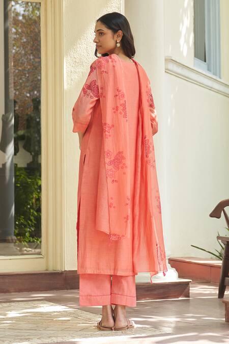 Shop Vaayu Peach Muslin, Cotton Applique, Embroidery V-neck Kurta Pant Set at Aza Fashions Shop_Vaayu_Peach Muslin, Cotton Applique, Embroidery V-neck Kurta Pant Set _at_Aza_Fashions