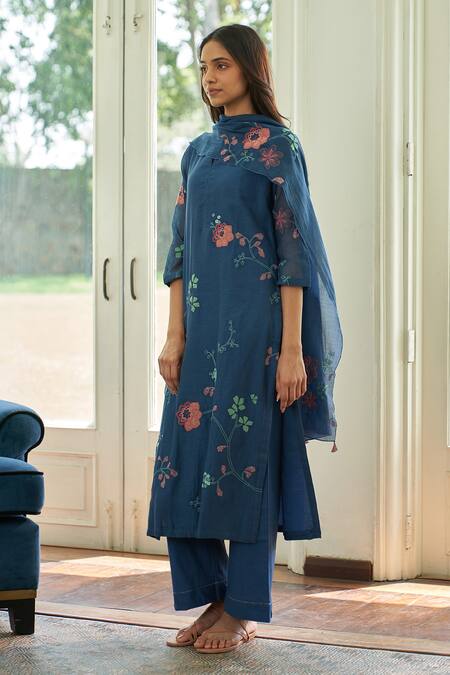 Vaayu_Blue Muslin, Cotton Embroidery Split V-neck Ocean Applique Kurta Set _Online_at_Aza_Fashions