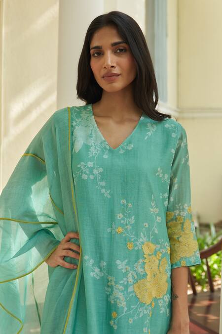 Vaayu_Mint Muslin, Cotton Embroidery V-neck Applique Kurta Set _Online_at_Aza_Fashions