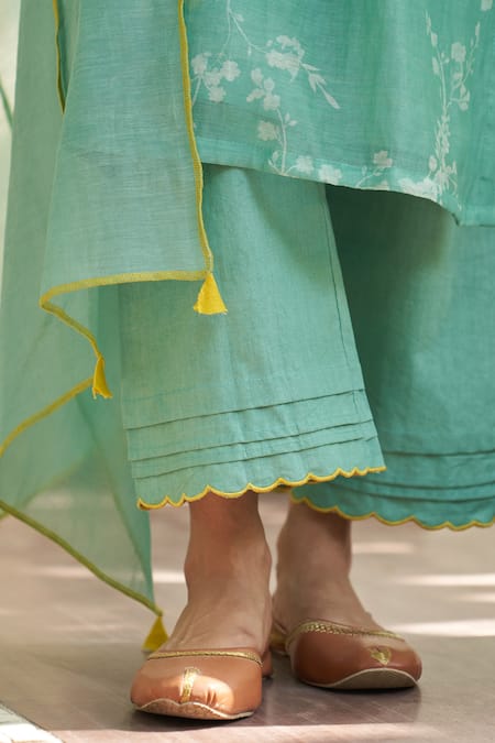 Buy_Vaayu_Mint Muslin, Cotton Embroidery V-neck Applique Kurta Set _Online_at_Aza_Fashions