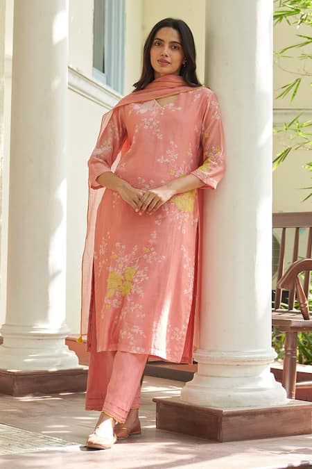 Shop Vaayu Pink Muslin, Cotton Embroidery Split V-neck Peony Floral Kurta Set at Aza Fashions Shop_Vaayu_Pink Muslin, Cotton Embroidery Split V-neck Peony Floral Kurta Set _at_Aza_Fashions