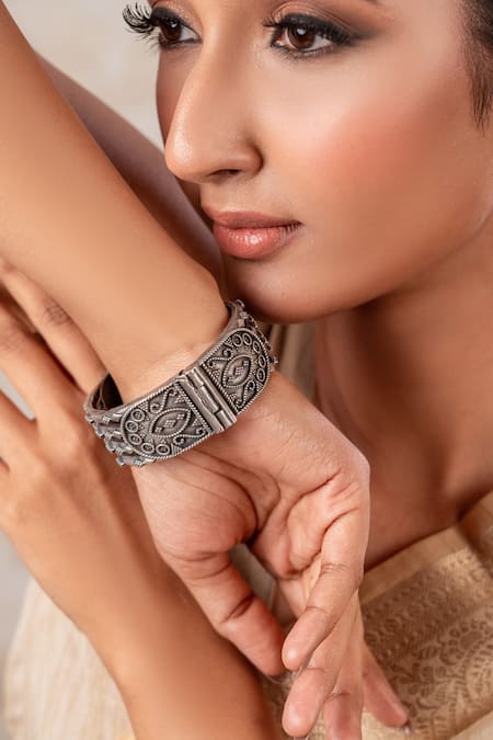 Anana Silver Plated Designer Kada 