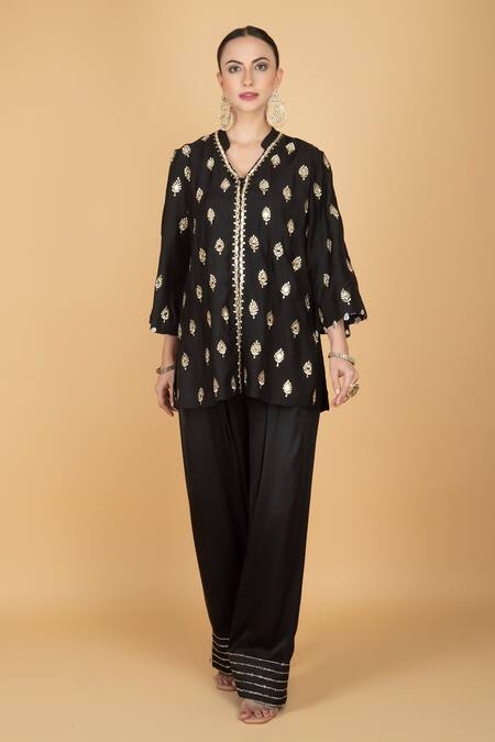 Tanu Malhotra Black Cotton, Silk, Modal, Organza Embroidery V-neck Kurta Pant Set Online at Aza Fashions Tanu Malhotra_Black Cotton, Silk, Modal, Organza Embroidery V-neck Kurta Pant Set _Online_at_Aza_Fashions