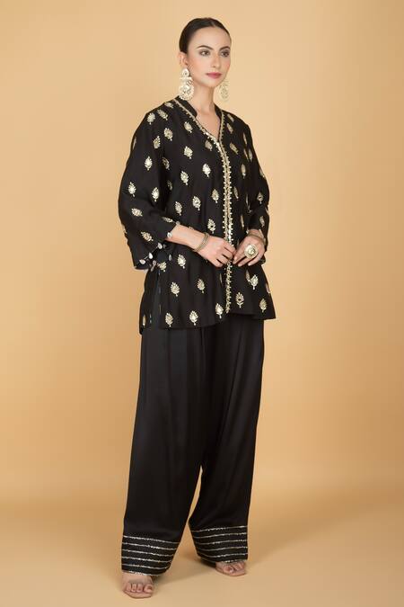 Shop Tanu Malhotra Black Cotton, Silk, Modal, Organza Embroidery V-neck Kurta Pant Set Online at Aza Fashions Shop_Tanu Malhotra_Black Cotton, Silk, Modal, Organza Embroidery V-neck Kurta Pant Set _Online_at_Aza_Fashions