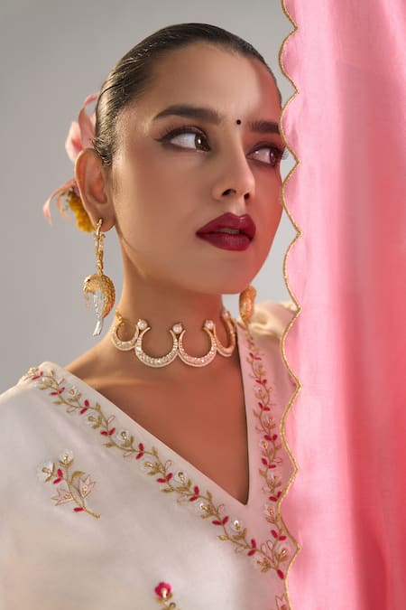 Buy_Anantaa By Roohi X AZA_Off White Silk, Chanderi Embroidery V-neck Kurta And Pant Set 