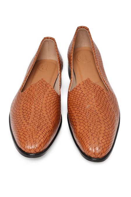 NR By Nidhi Rathi_Brown Textured Patent Mojaris_at_Aza_Fashions