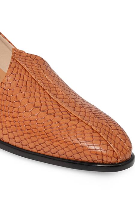 Buy NR By Nidhi Rathi Brown Textured Patent Mojaris Buy_NR By Nidhi Rathi_Brown Textured Patent Mojaris