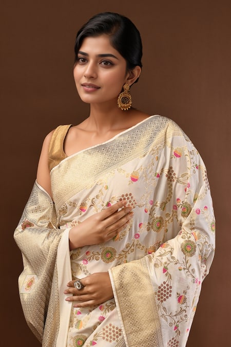 Samyukta Singhania_White Flower Banarasi Silk Saree With Running Blouse _Online_at_Aza_Fashions