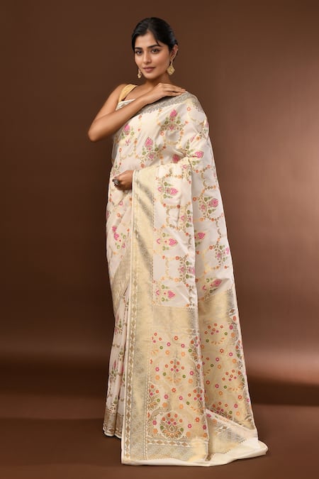 Samyukta Singhania_White Flower Jaal Weave Banarasi Silk Saree With Running Blouse _Online_at_Aza_Fashions