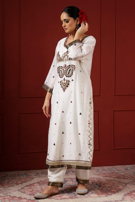 Buy_Sheeshakari_White Silk Embroidery, Sequins Round Neck Kurta Pant Set _Online_at_Aza_Fashions