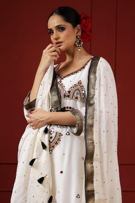 Shop_Sheeshakari_White Silk Embroidery, Sequins Round Neck Kurta Pant Set 