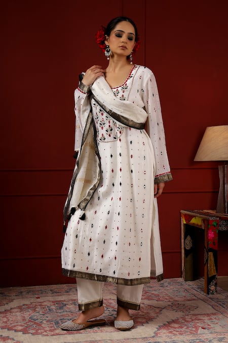 Sheeshakari_White Silk Embroidery Round Neck Kurta Set _at_Aza_Fashions