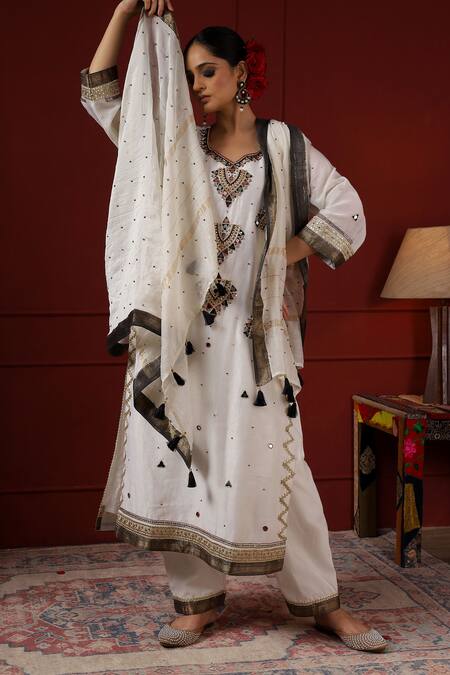 Sheeshakari_White Silk Sequins, Beads Round Neck Embroidered Kurta Set _Online_at_Aza_Fashions