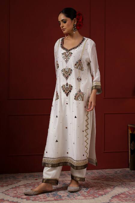 Buy_Sheeshakari_White Silk Sequins, Beads Round Neck Embroidered Kurta Set _Online_at_Aza_Fashions