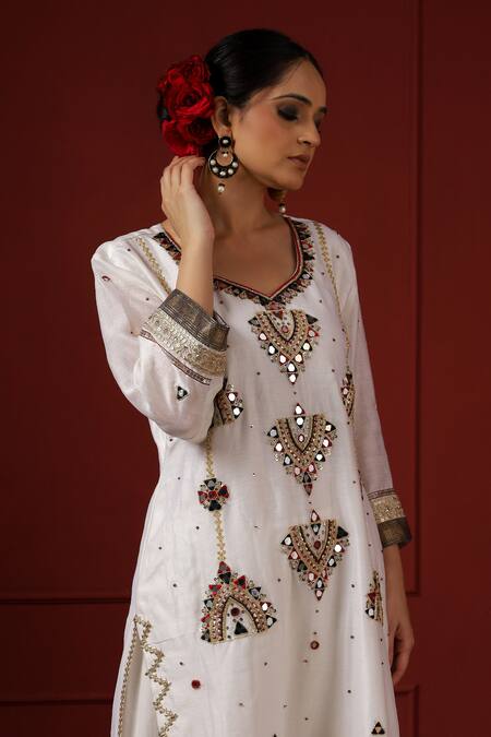 Sheeshakari_White Silk Sequins, Beads Round Neck Embroidered Kurta Set _at_Aza_Fashions