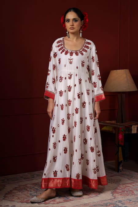 Sheeshakari_White Silk Embroidery Round Neck Designer Anarkali Set _Online_at_Aza_Fashions