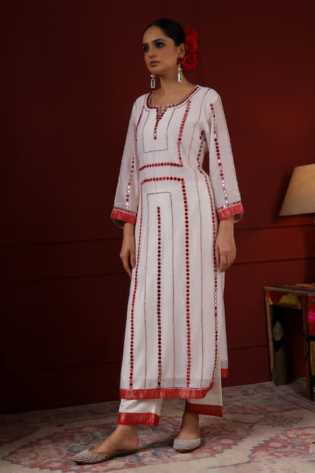 Sheeshakari_White Silk Tassels Round Neck Embroidered Kurta Set _Online_at_Aza_Fashions