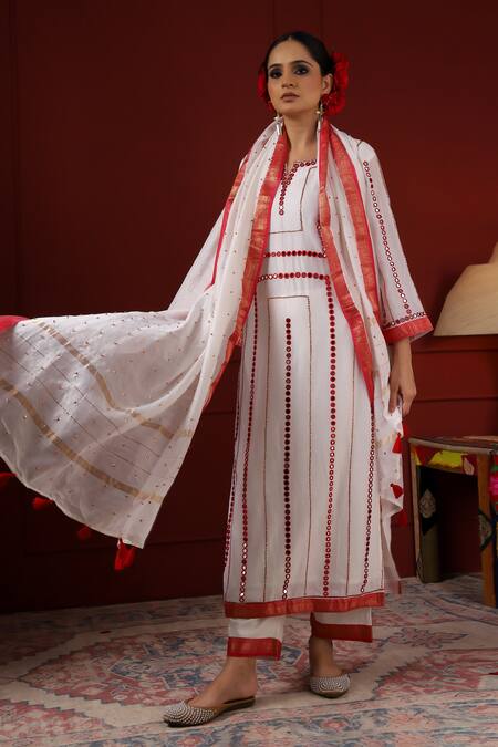 Buy_Sheeshakari_White Silk Tassels Round Neck Embroidered Kurta Set 