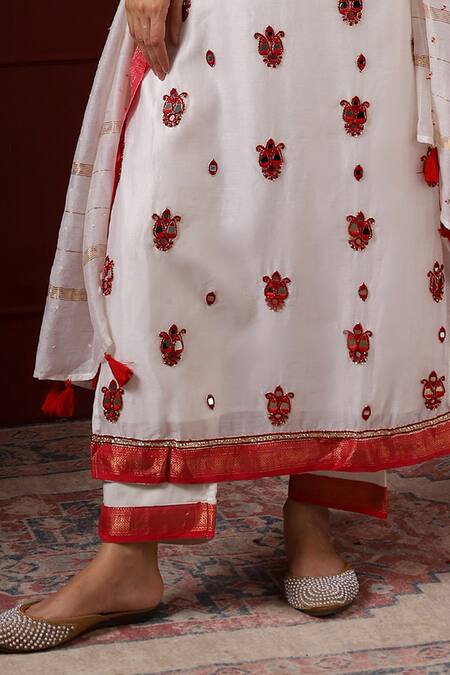 Sheeshakari_White Silk Embroidery Round Neck Kurta Set _Online_at_Aza_Fashions