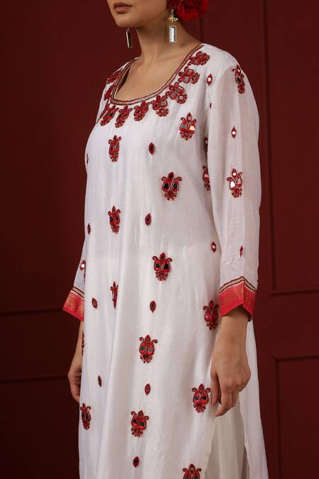 Sheeshakari_White Silk Embroidery Round Neck Kurta Set _at_Aza_Fashions
