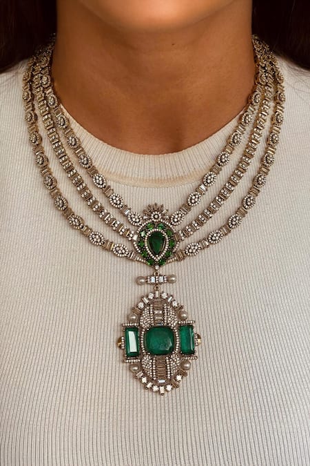 Prerto Victorian Finish Emerald Pendant Set 